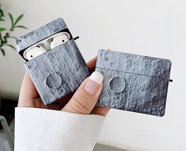 03cdd263-0e3f-4122-97e4-23aecbdb5d75.jpg Moon AirPod Case
